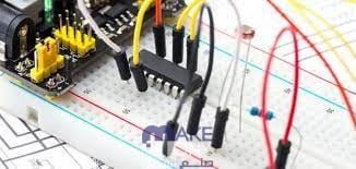 أداة تستخدم لفتح الدائرة أو غلقها