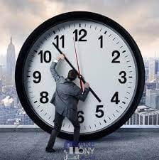 خلال زمن قدره ساعة تتساوى الإزاحة الزاوية لكل من عقرب الساعة، وعقرب الدقائق